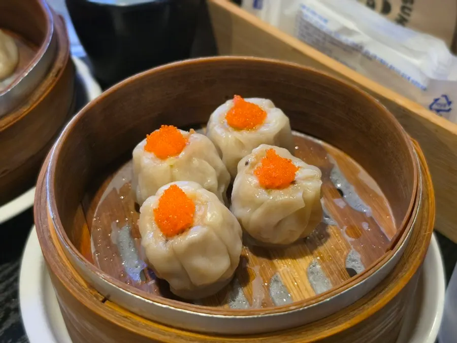 鋪滿飛魚卵的熊貓點心飛魚卵燒賣