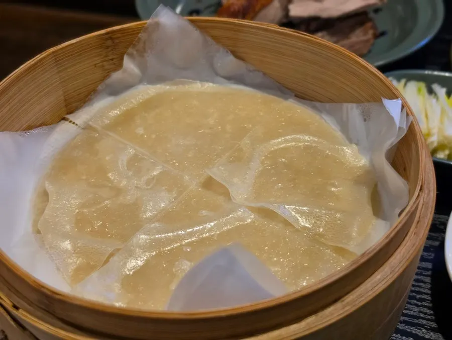 與北京烤鴨一同上桌的煎餅和蔬菜