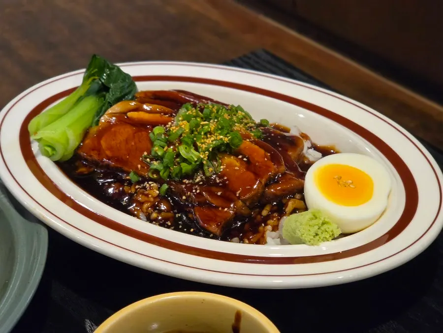 鋪滿大塊肉的東坡肉蓋飯