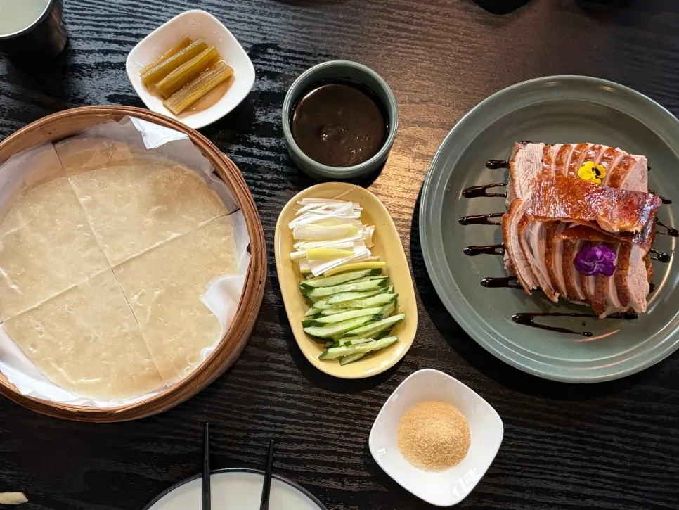 주문한 딤섬과 북경오리 가로 컷