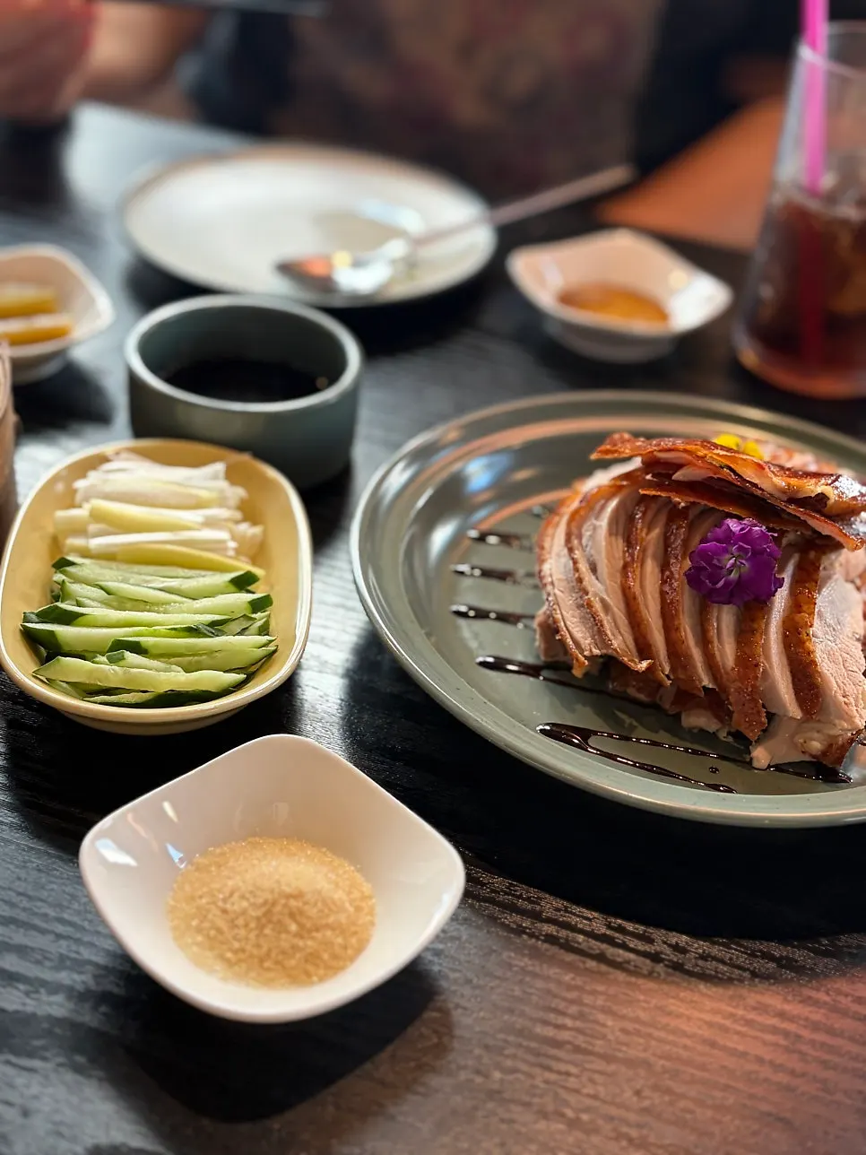 야빙에 오리고기와 파채를 싸 먹는 모습