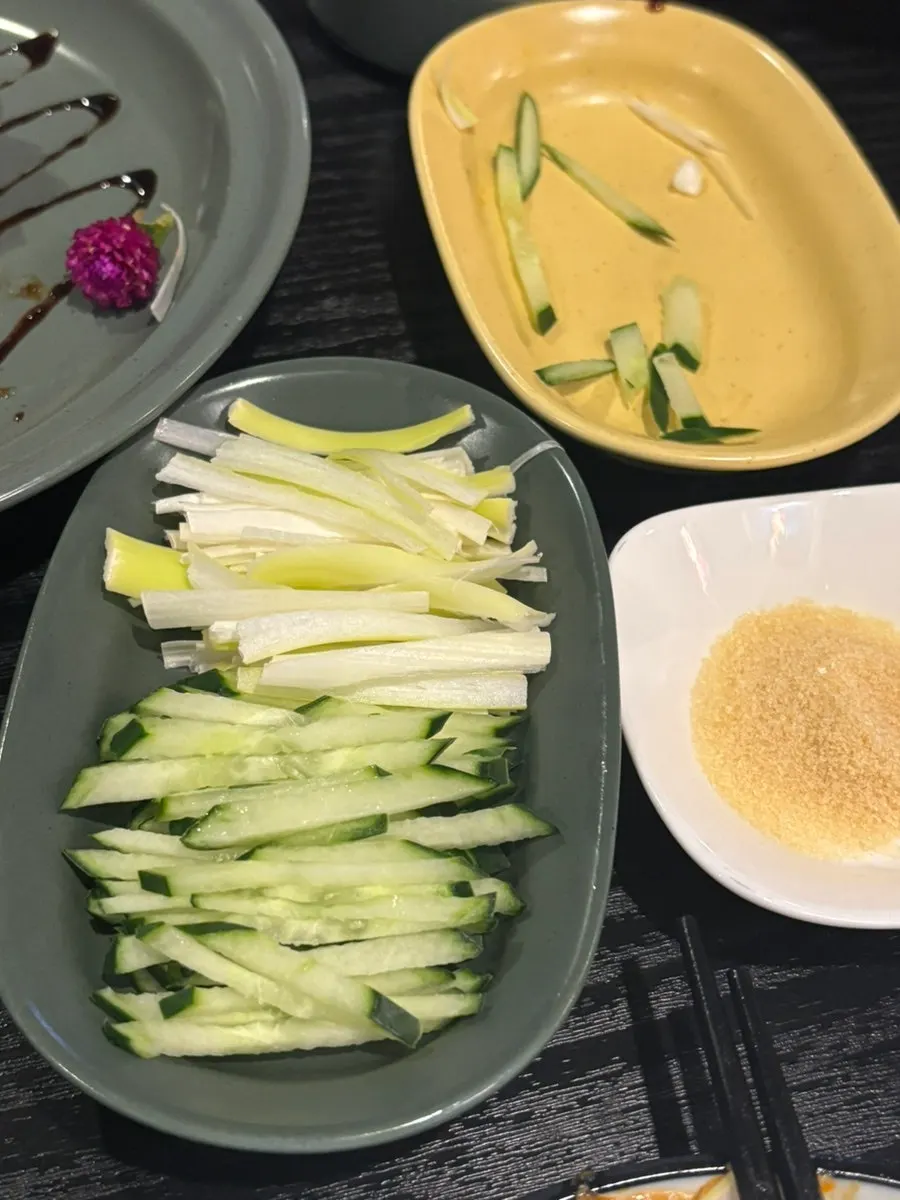 Pancakes, vegetables, and sauce served with the Peking duck