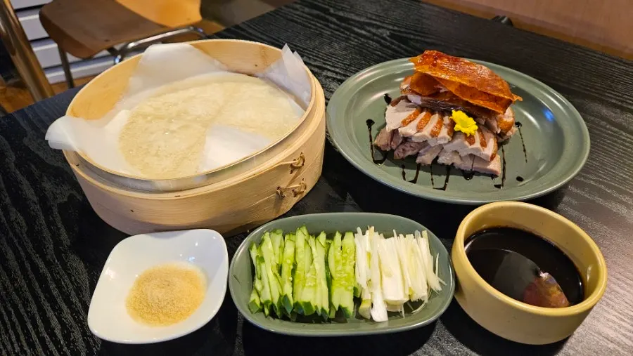 Wheat pancakes, vegetables, and sauce served with the Peking duck