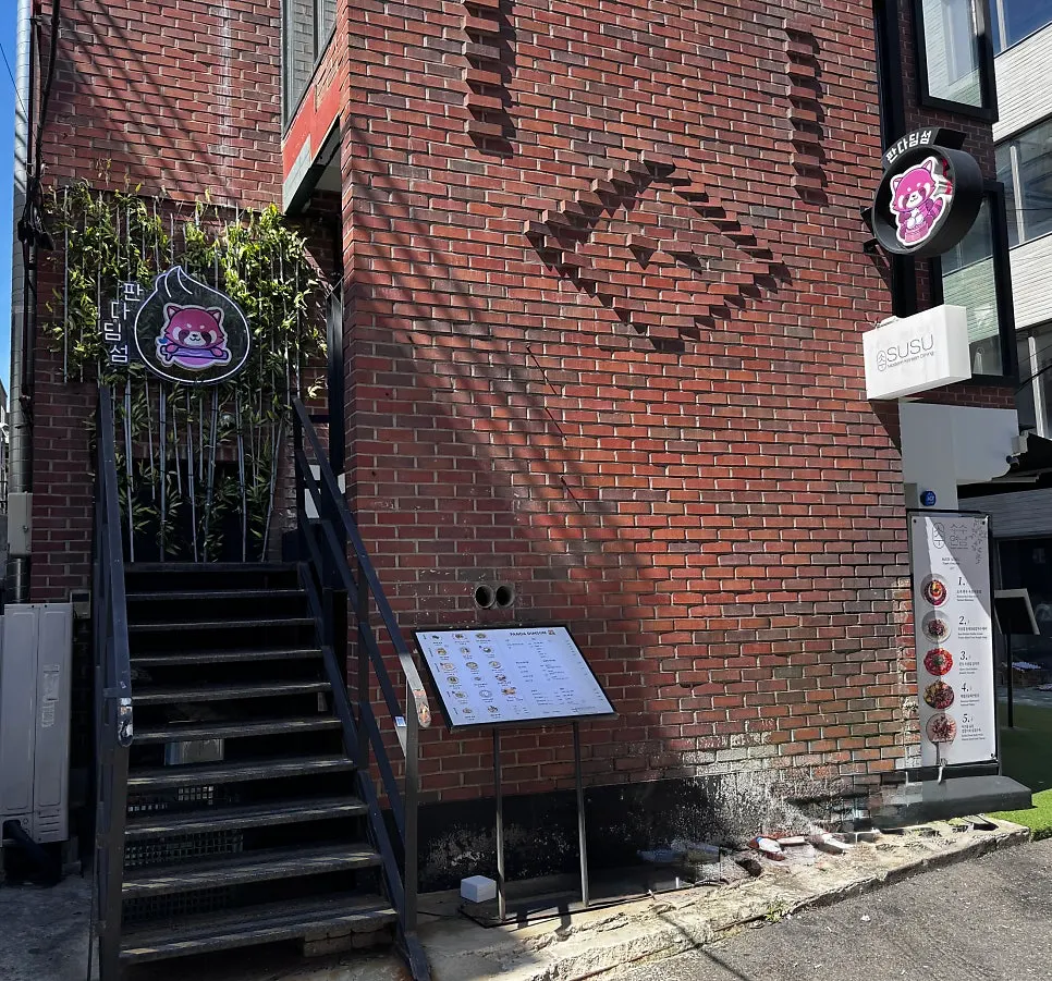 골목 안쪽 판다딤섬 건물 외관