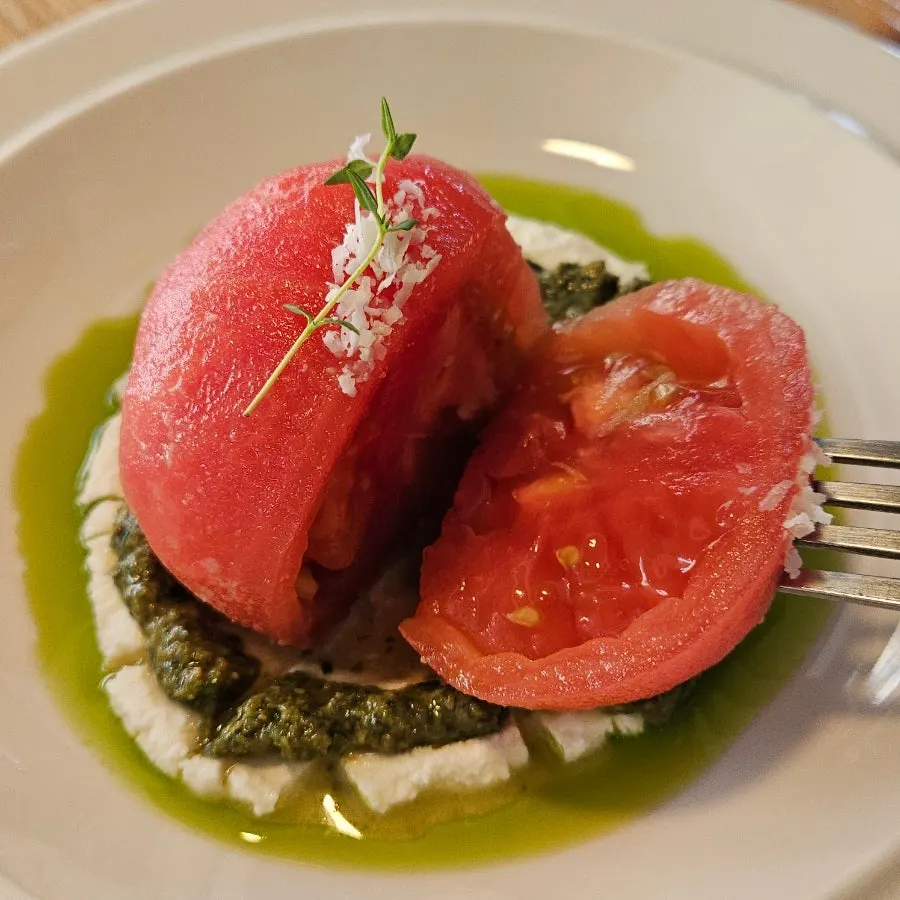Tomato with basil pesto and ricotta cheese