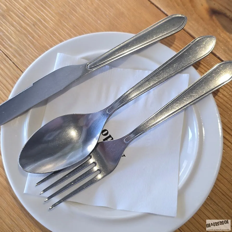 꽃이 놓인 앤도버 테이블 세팅