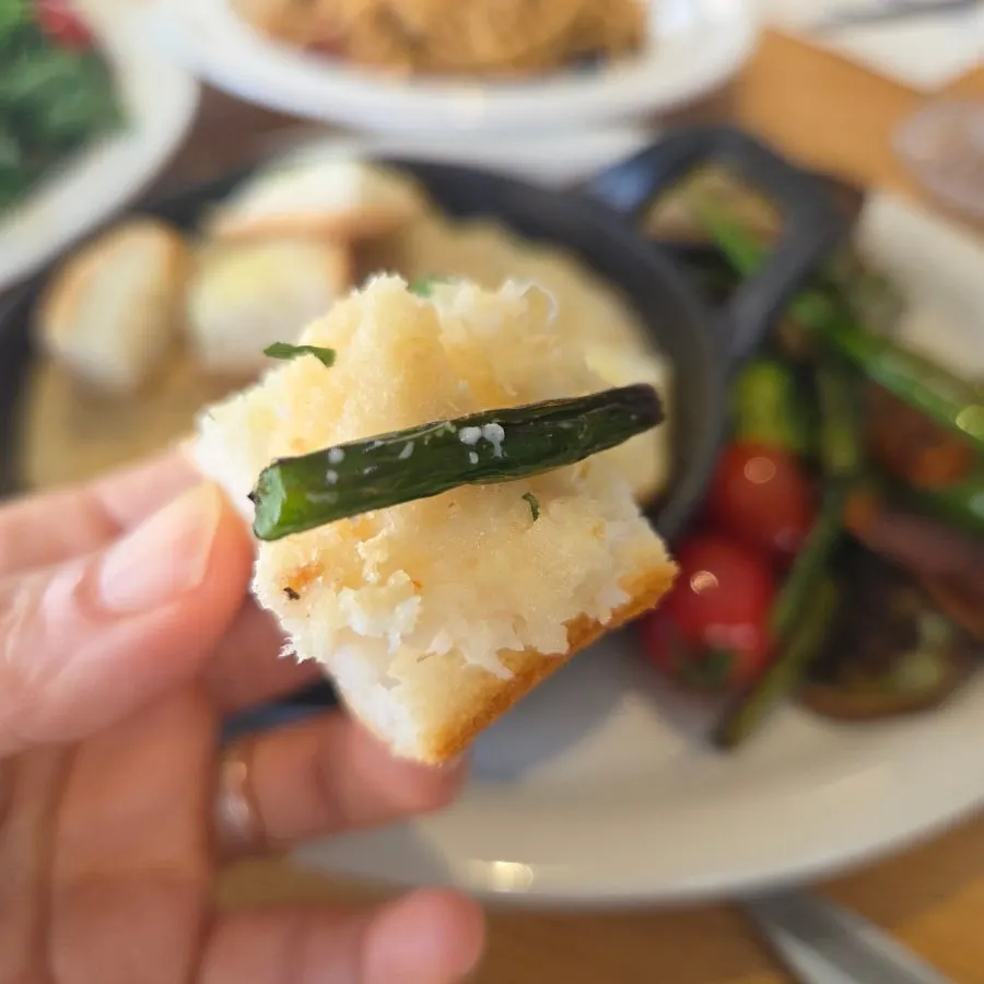 바삭한 빵 위에 올린 대구그라탕