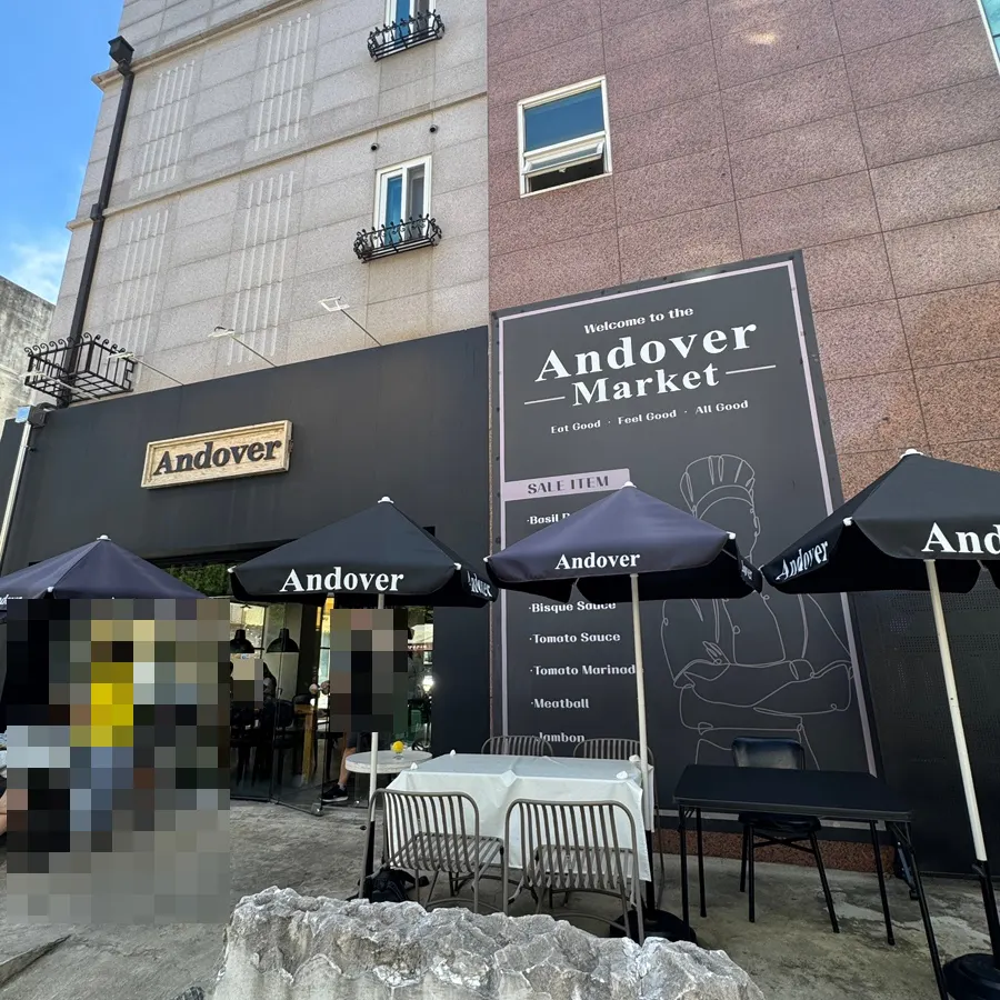 Family dining atmosphere at Andover in Pangyo