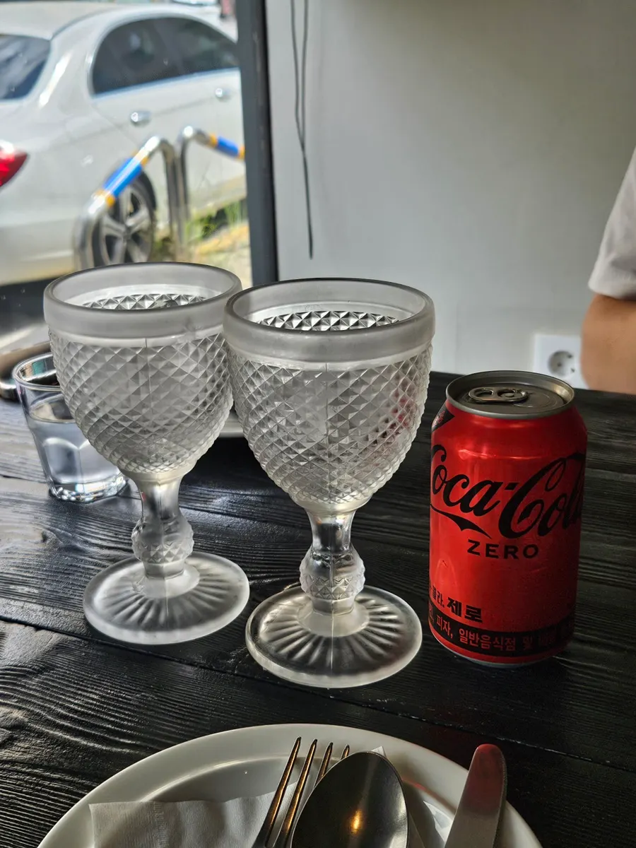 Zero-sugar cola served in a goblet glass