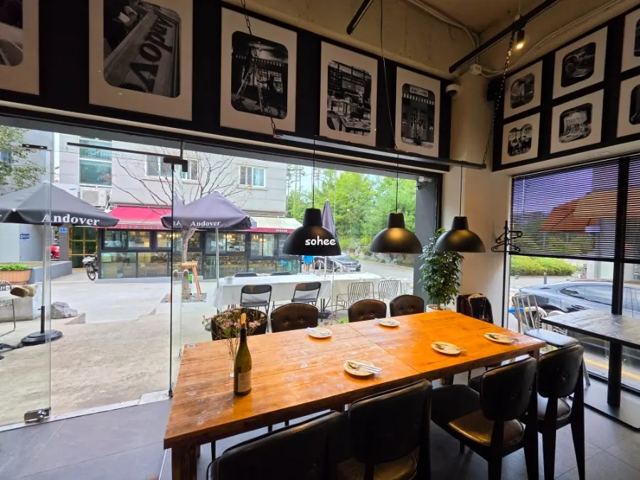 Andover's interior with black tones and wood accents