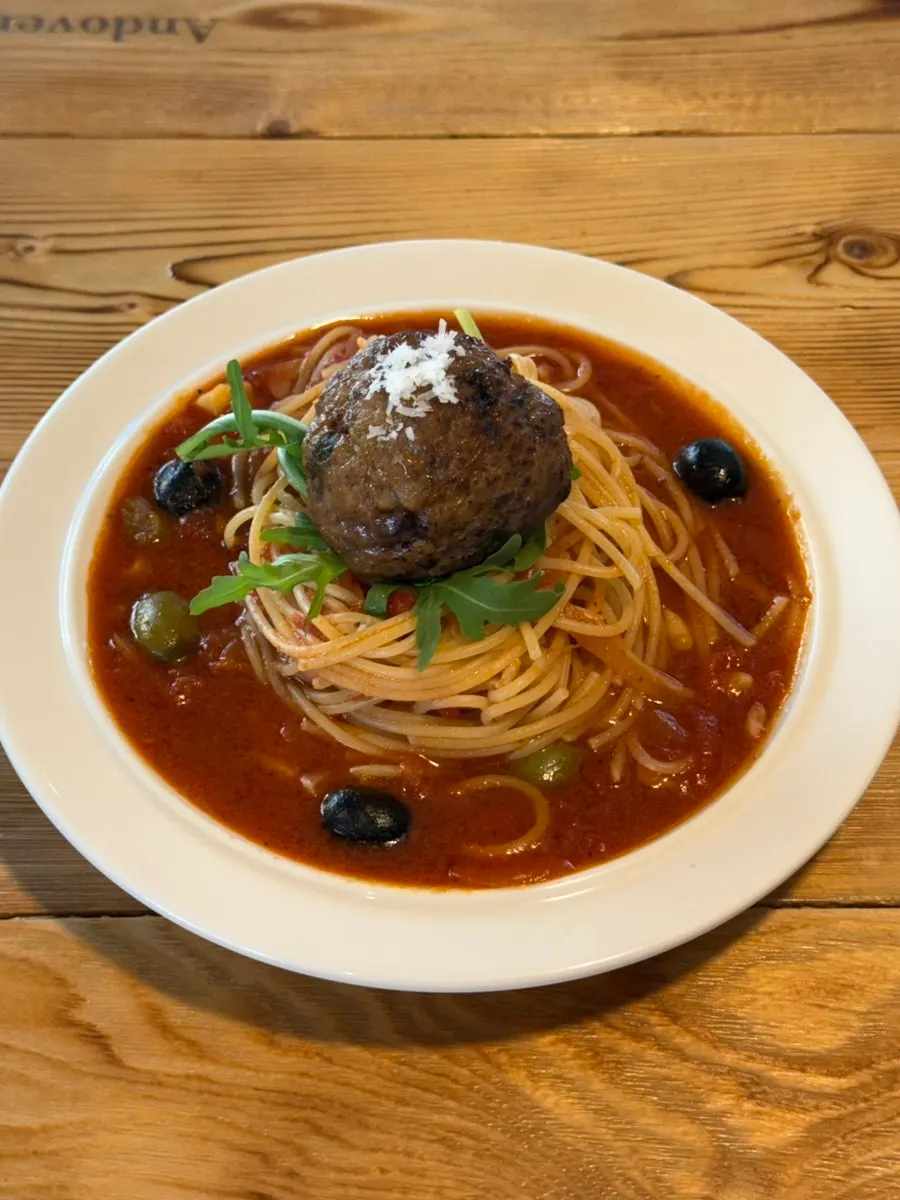 큼직한 수제 미트볼이 올라간 밋볼 토마토 파스타