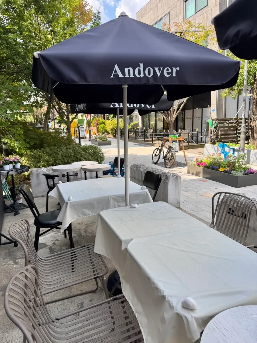 Surroundings of the Pangyo café street near Andover