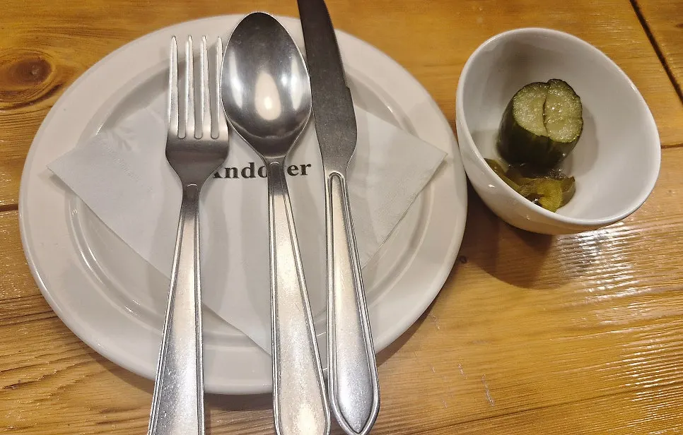 깔끔하게 세팅된 앤도버 테이블