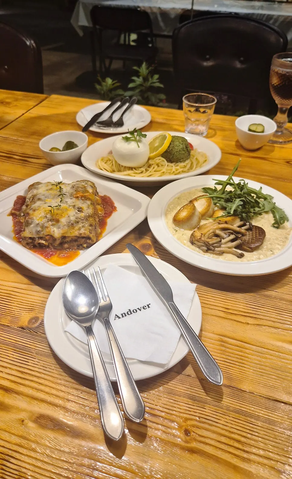 리조또와 콜드 파스타, 라자냐가 함께 놓인 상차림