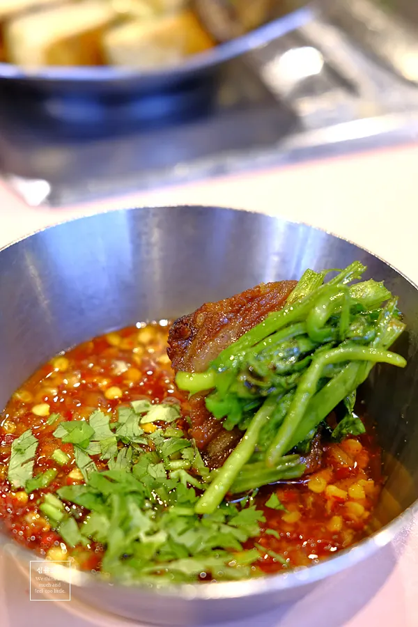 피쉬소스에 찍은 고기 한 점