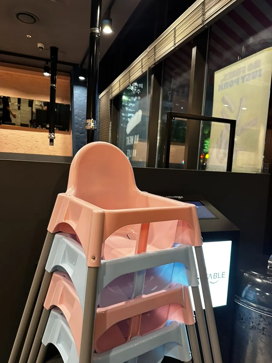 블랙톤으로 꾸며진 돼지맨숀 매장 분위기