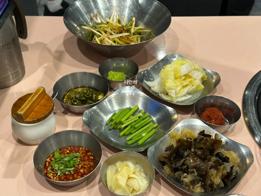 정갈하게 차려진 돼지맨숀 상차림