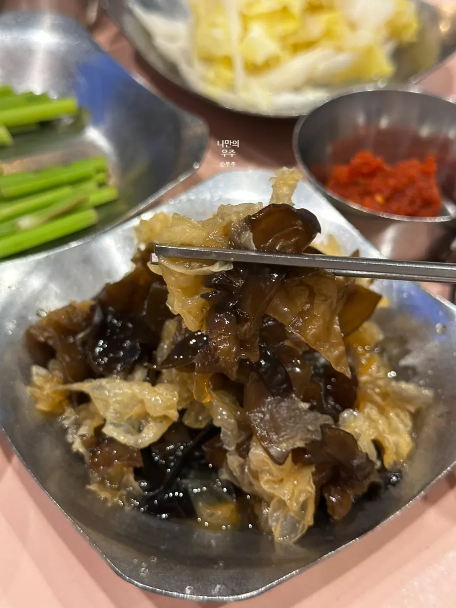 리필하는 손님이 많던 목이버섯 밑반찬