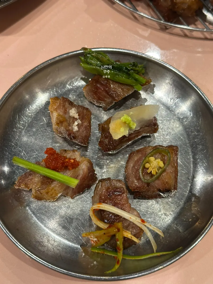 기름에 노릇하게 구운 버섯과 대파, 마늘