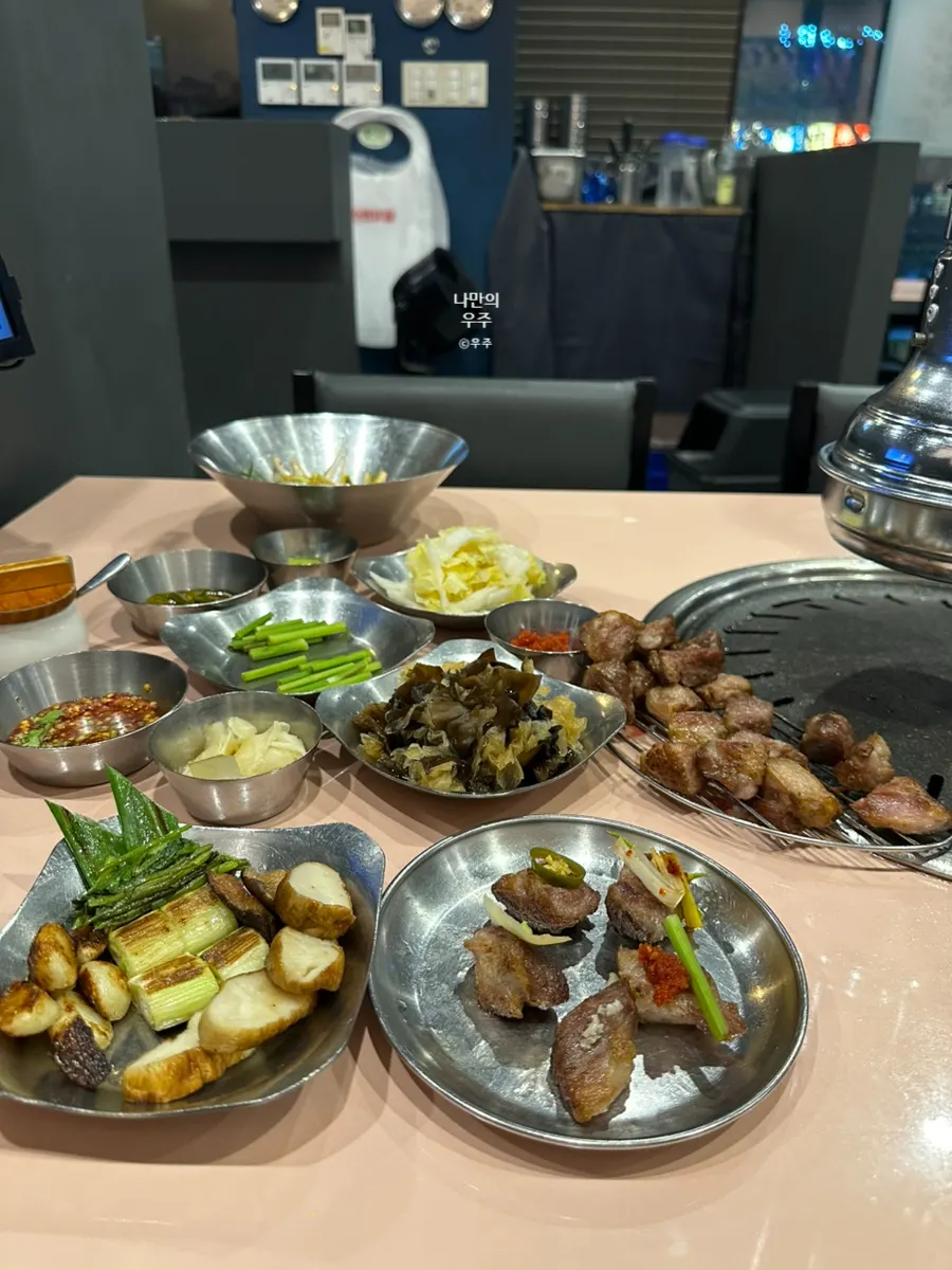 돼지맨숀 소스와 곁들임 조합 접시