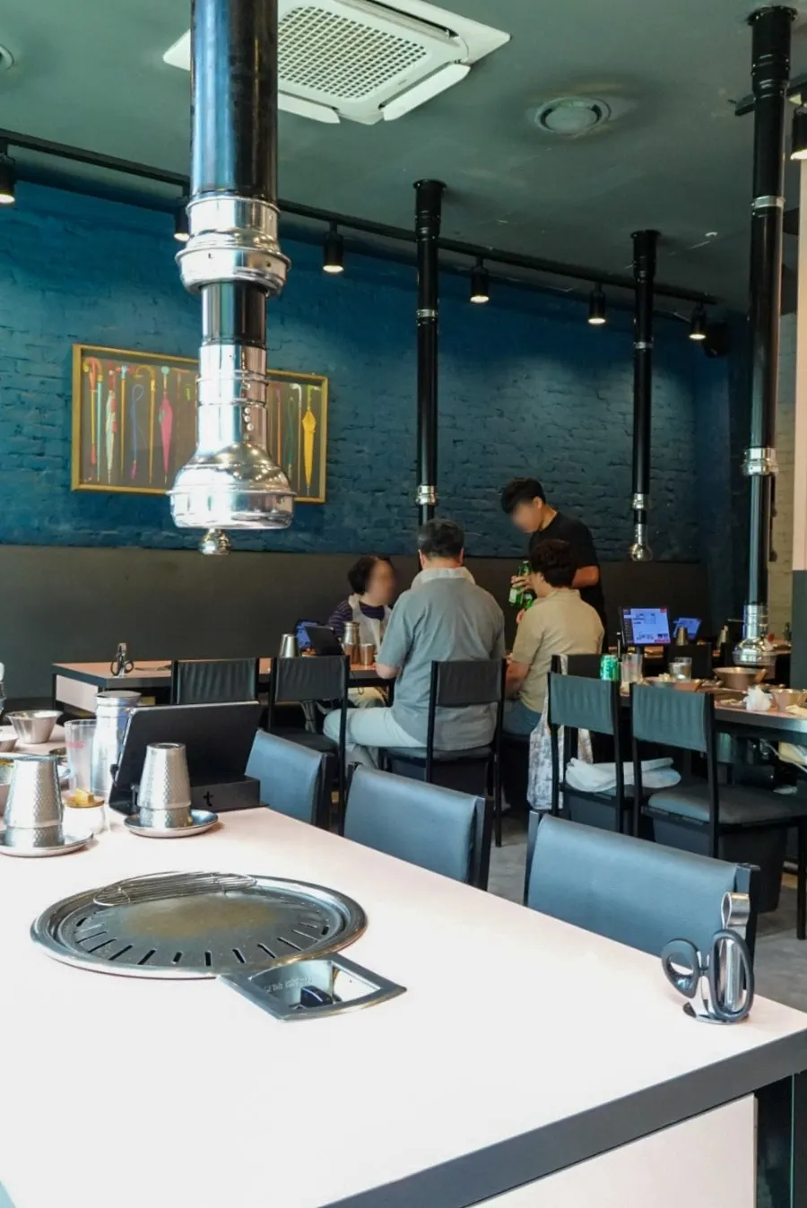 Celebrity signed plates on the wall and restaurant interior