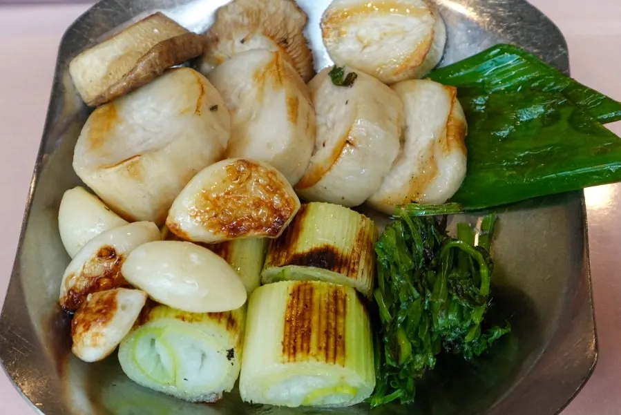King oyster mushrooms and vegetables roasting on the grill