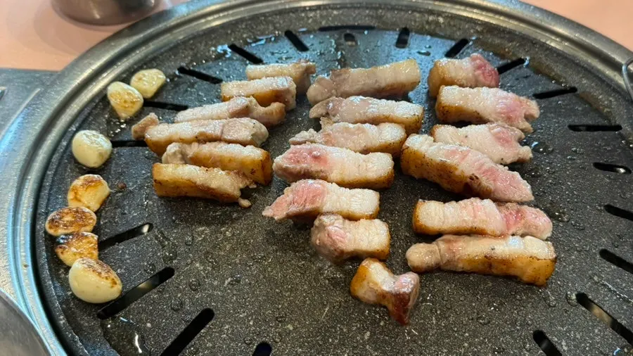 Vegetables finished grilling first, served with pickled cheongyang chili peppers