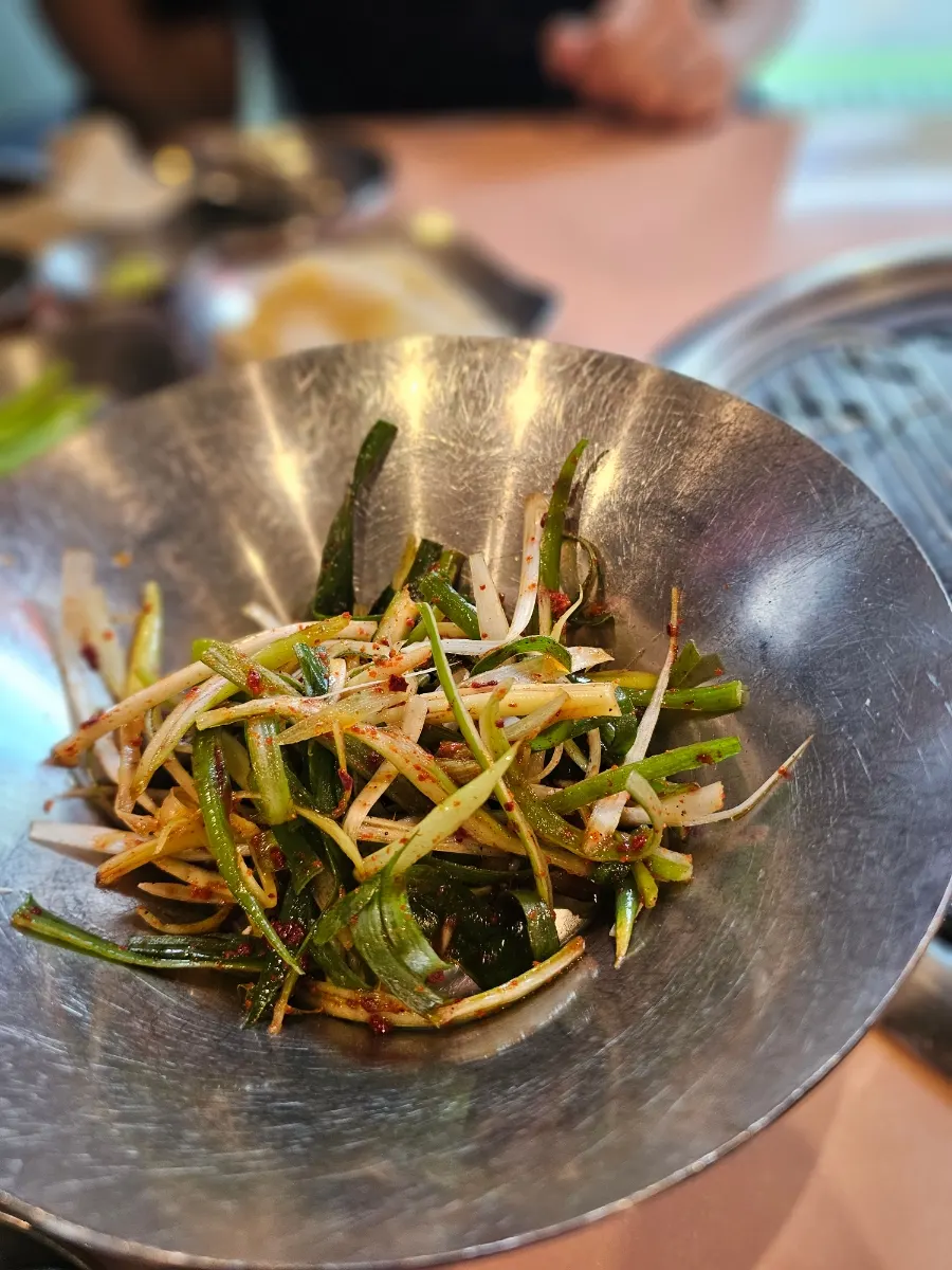 청어알 소스와 장아찌 등 밑반찬 접시