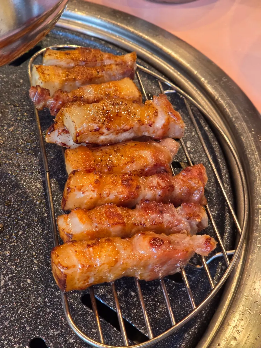 잘라서 내어준 한돈 삼겹살 구이
