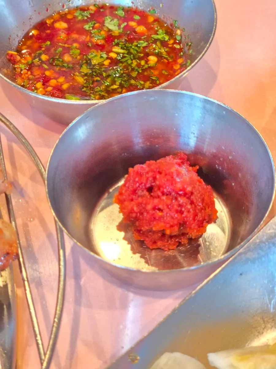 구운 소금에 찍어 먹는 삼겹살 한 점