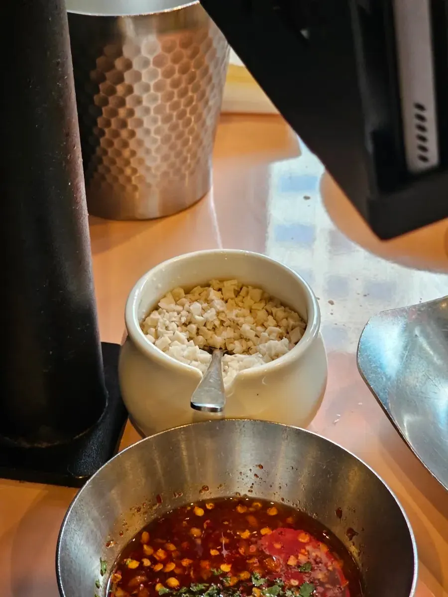 청어알과 미나리를 올린 고기 한 점
