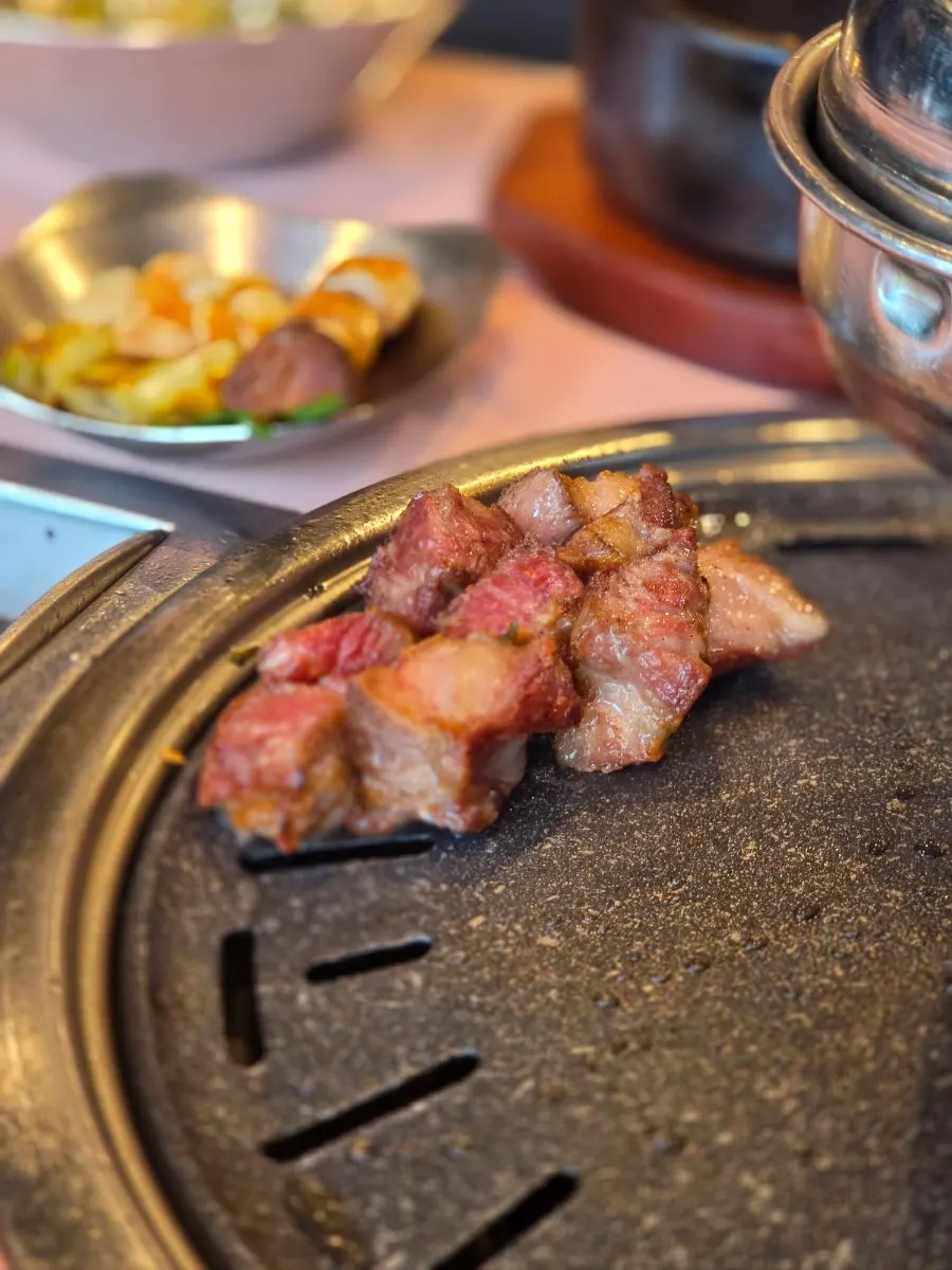 와사비와 초생강을 올린 목살 한 점