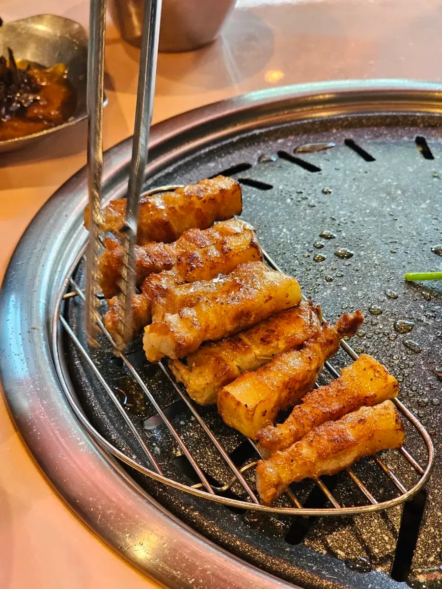 돼지맨숀 고기 상차림 마무리 컷