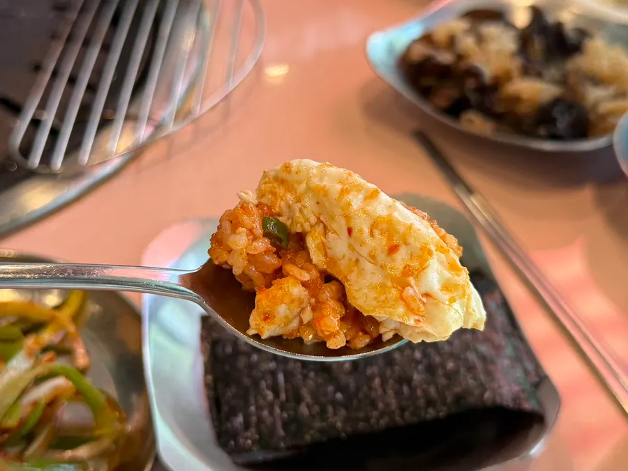 반숙 계란후라이를 비빈 청어알 비빔밥