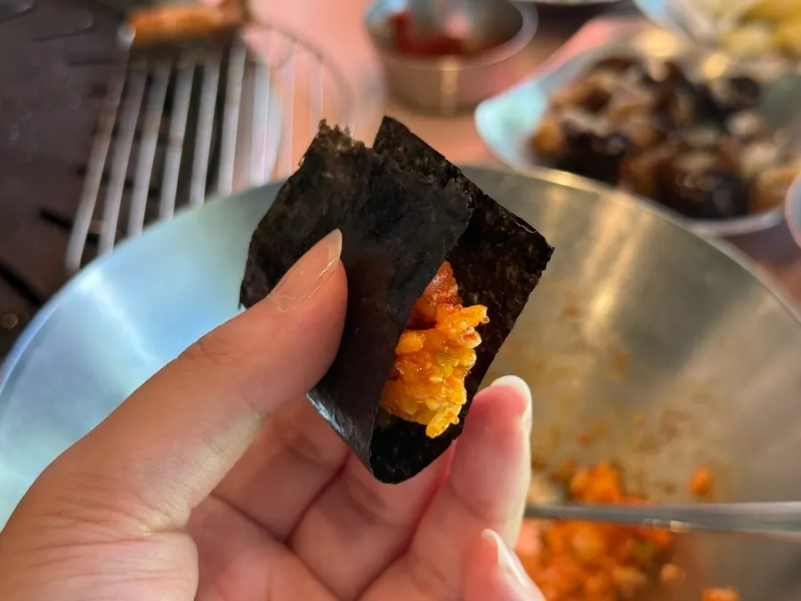 김에 싸 먹는 청어알 비빔밥 한 입