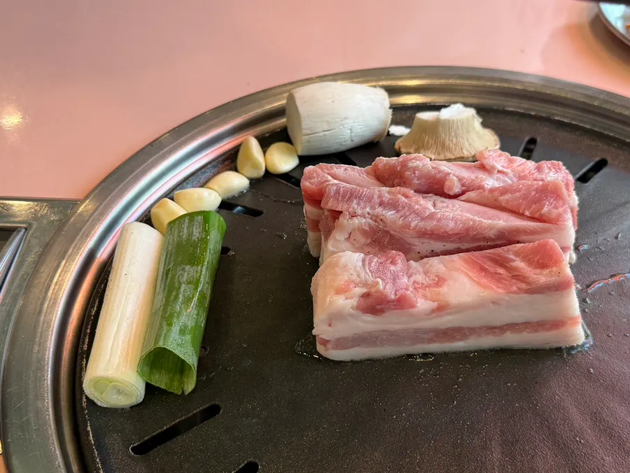 대파, 마늘, 미나리, 버섯이 함께 나온 삼겹살 구성