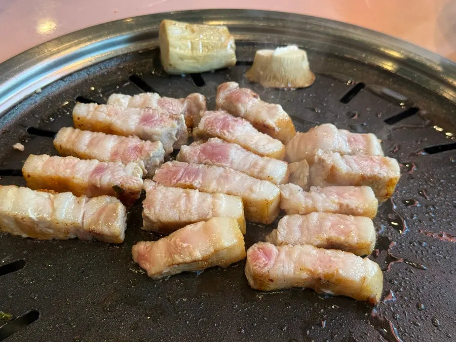 직원이 구워준 불판 위 삼겹살