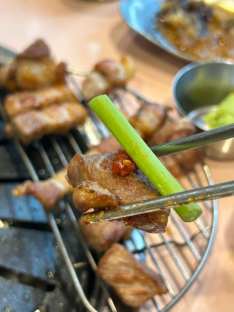 구운 고기 위에 올린 청어알 조합
