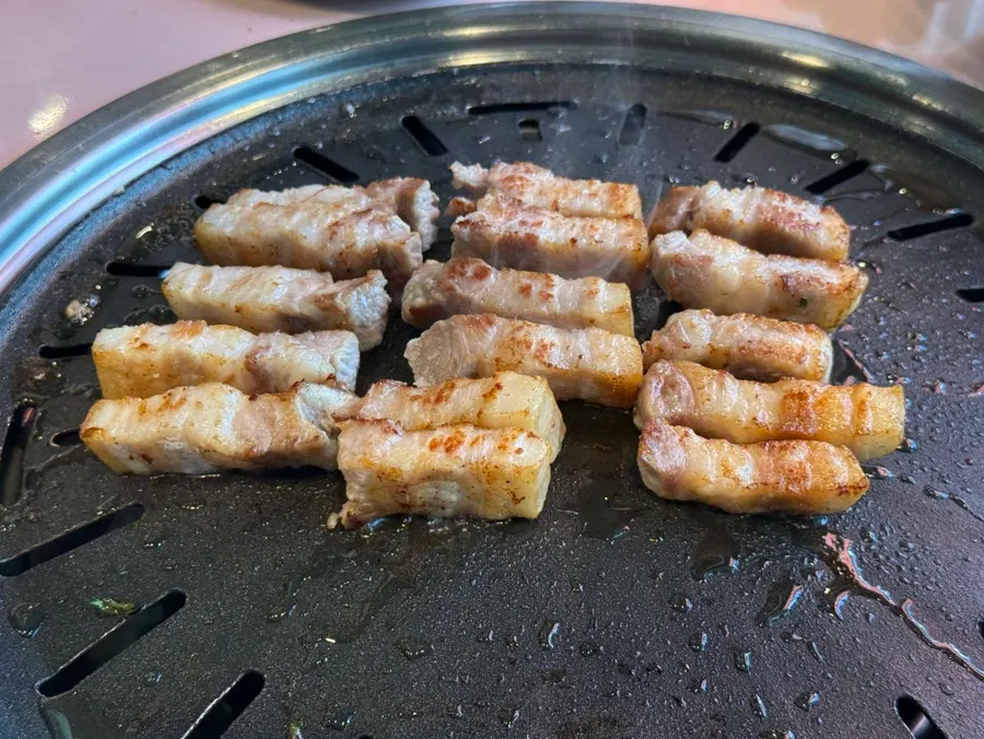 겉바속촉으로 구워진 숙성 삼겹살