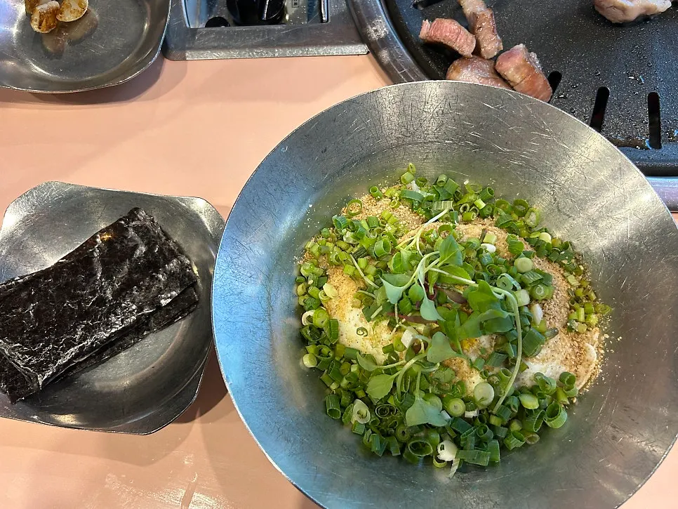 고기와 함께 마무리한 청어알 비빔밥 상차림