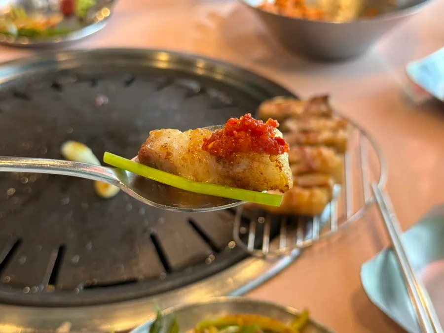삼겹살 위에 청어알을 올린 조합