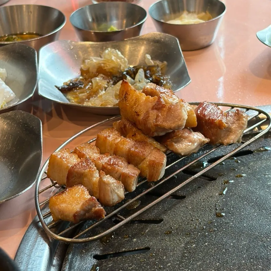 불판 위 삼겹살과 버섯 마늘 미나리 구이