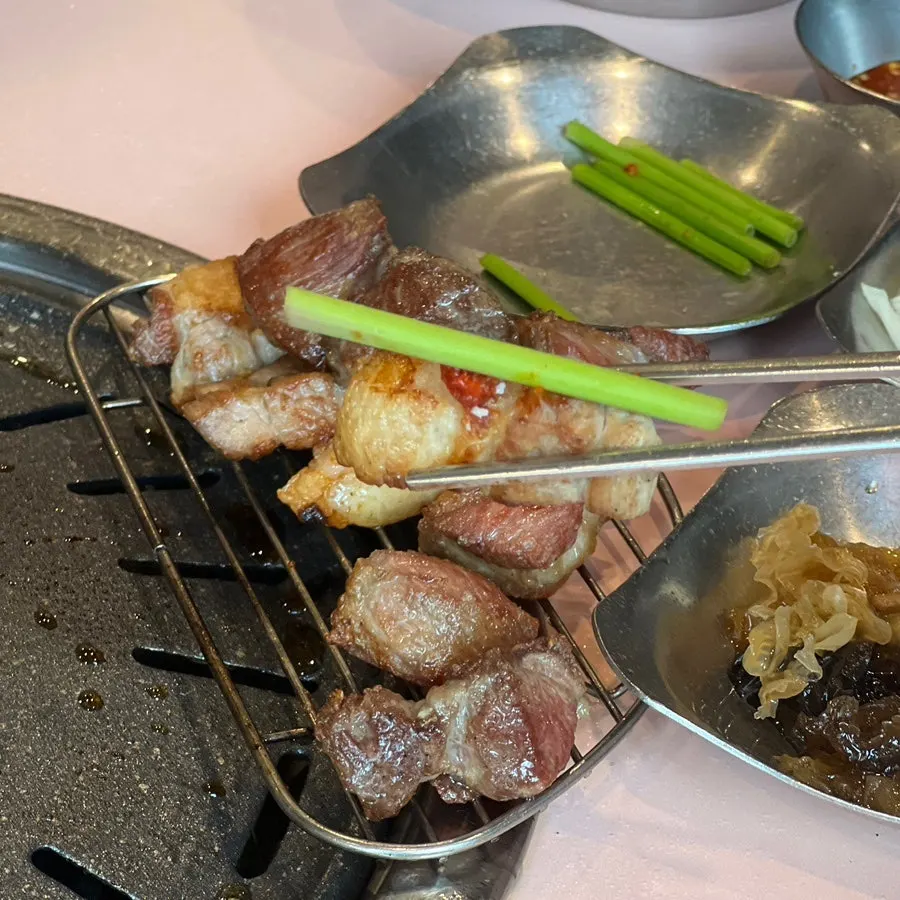 청어알과 미나리를 올린 삼겹살 한 점