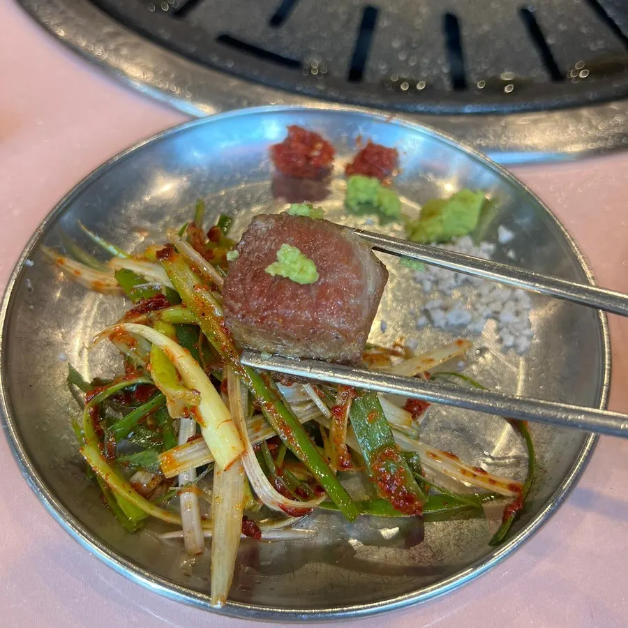 와사비와 생강을 곁들인 목살 한 점