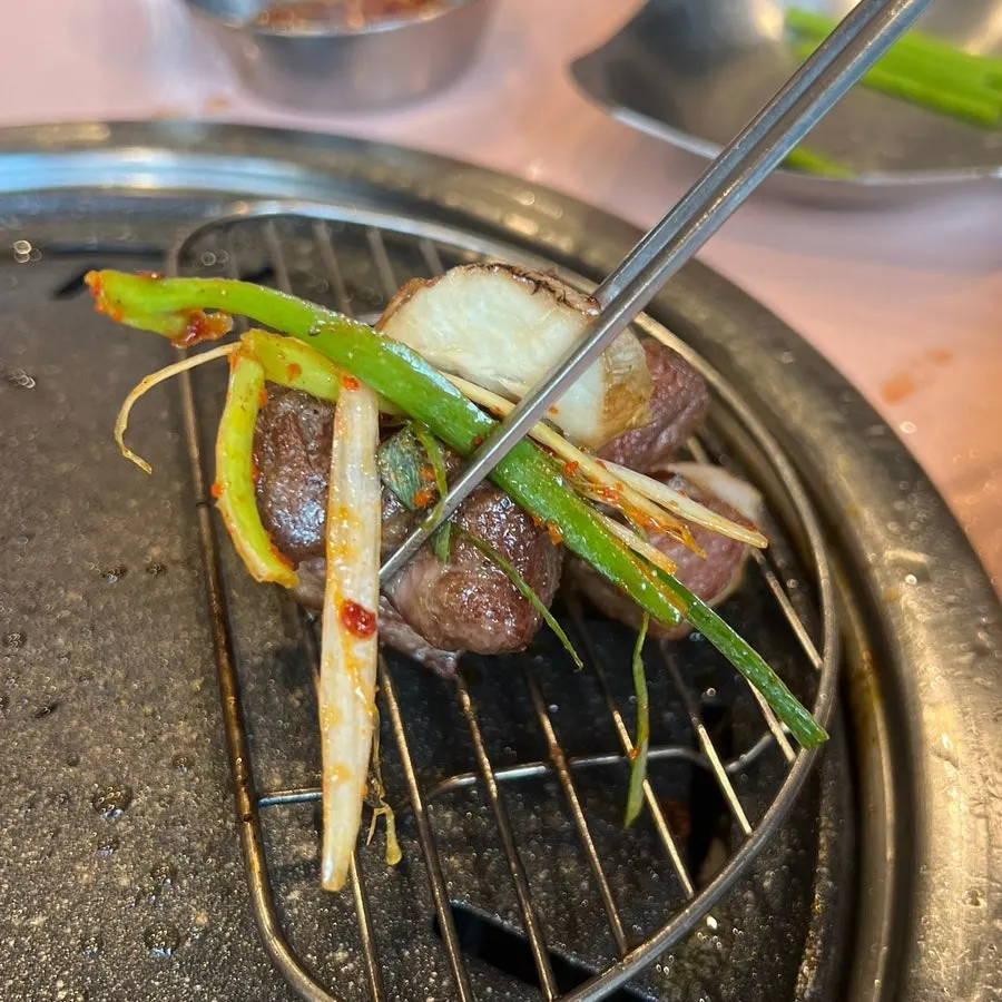 목살 곁들임 조합이 놓인 접시