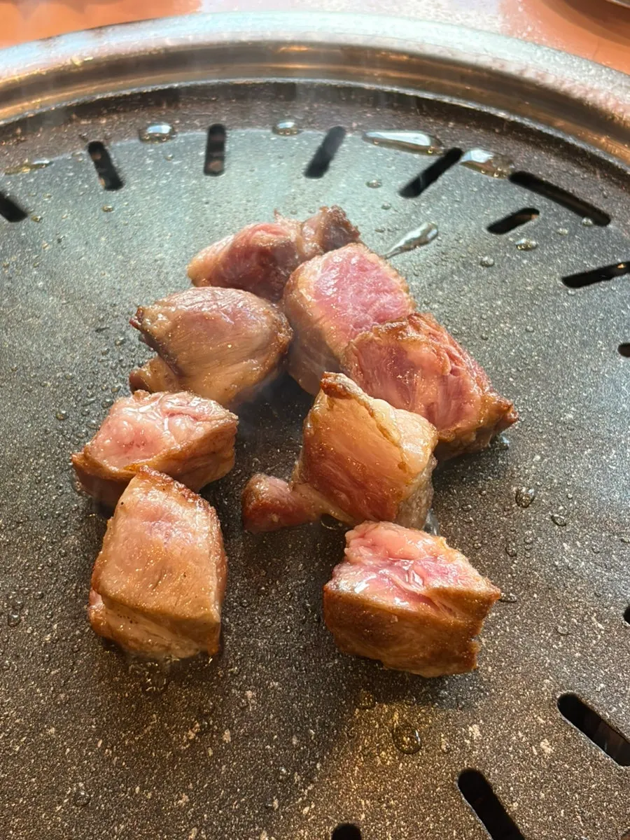 돼지맨숀 고기 상차림 마무리 컷