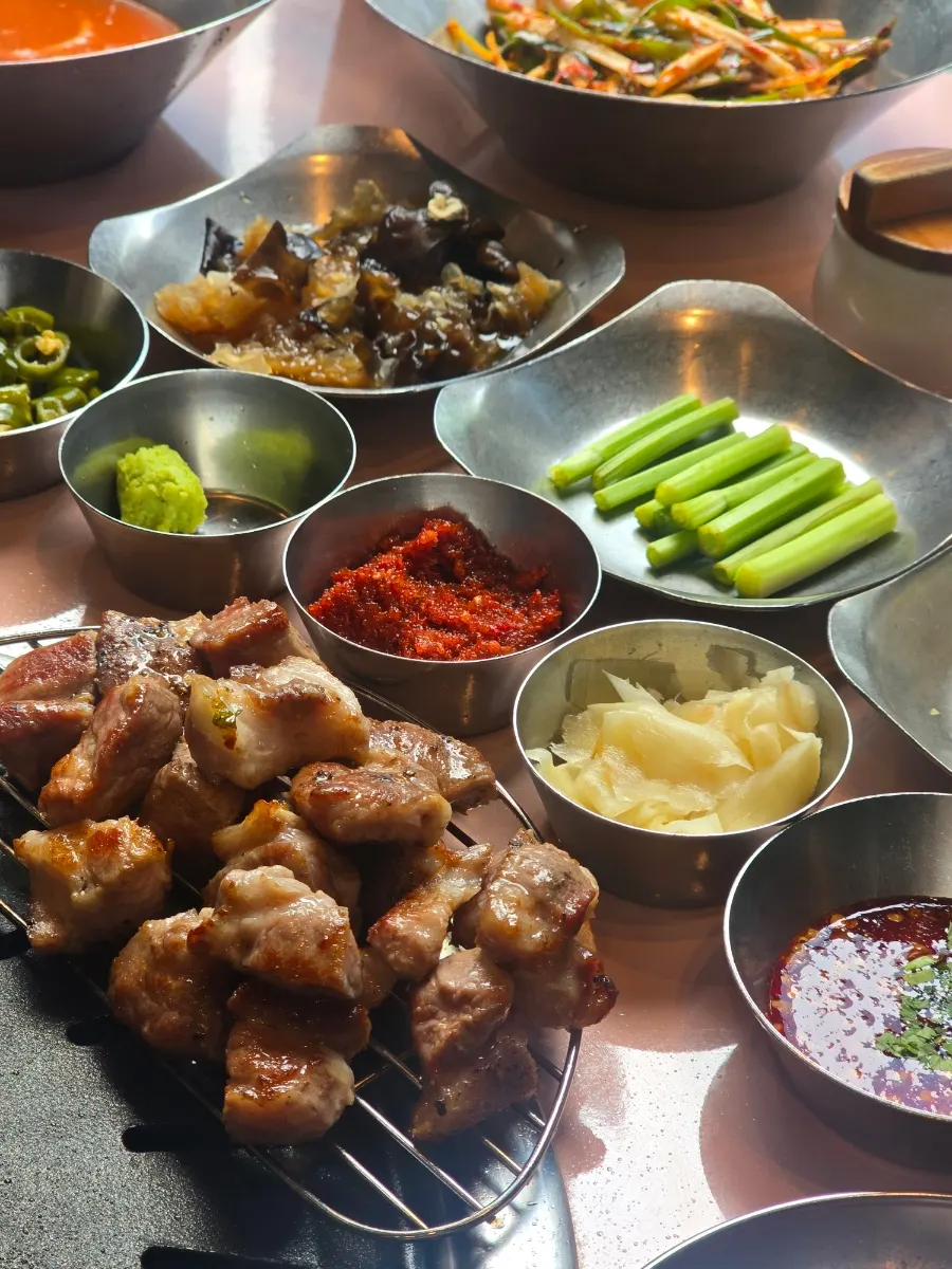 직원이 정리해준 불판 위 구운 목살
