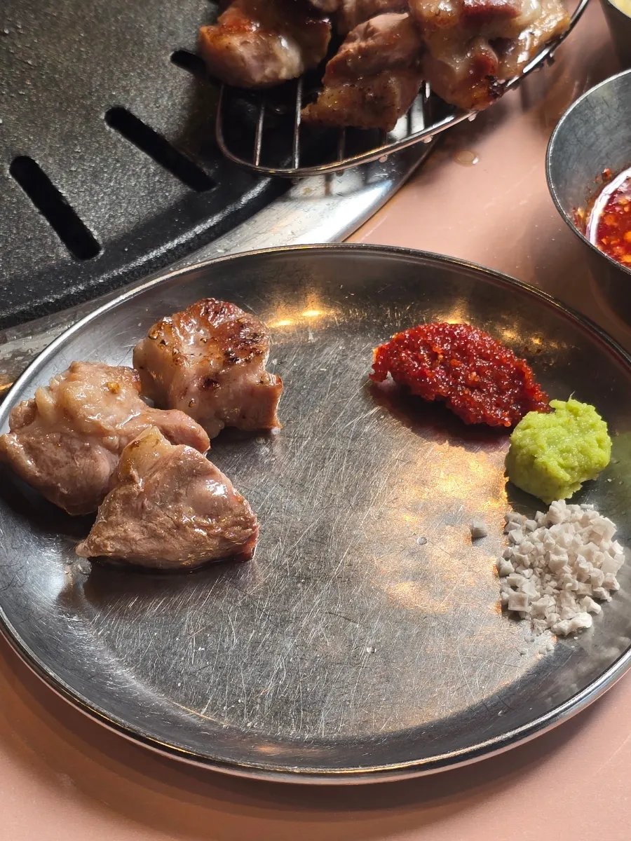 소금에 찍어 먹는 구운 목살 한 점