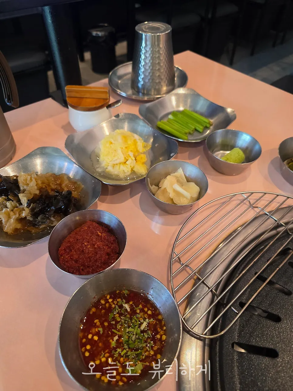 午餐时间深山猪公寓餐桌摆设