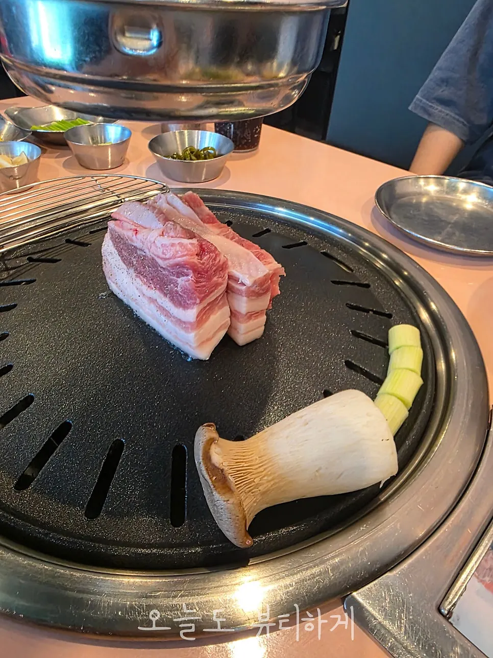 烤盘上厚实的生五花肉